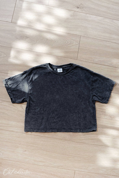 OAT COLLECTIVE - Basic Cropped Mineral Graphic Top