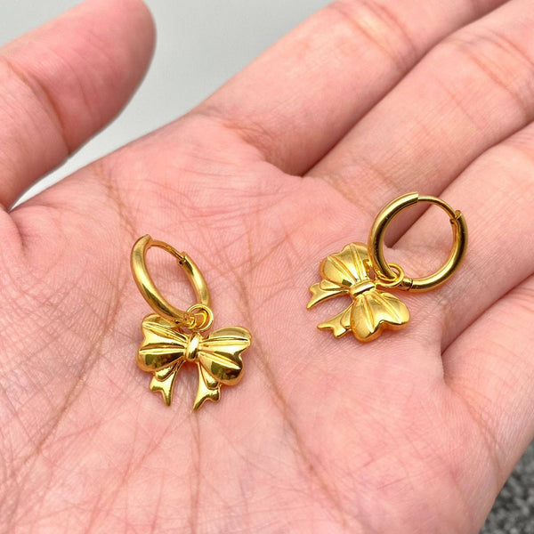Mio Queena - FGS - 18K Gold Plated Stainless Steel Bow Huggie Earrings