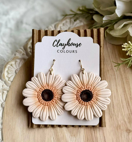 Clayhouse Colours - Flower Earrings: Off-White / Gold Plated
